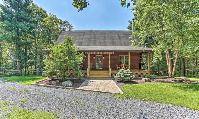 Kresgeville House | Palmerton Cabin with Game Room about 5 Mi to Blue Mtn