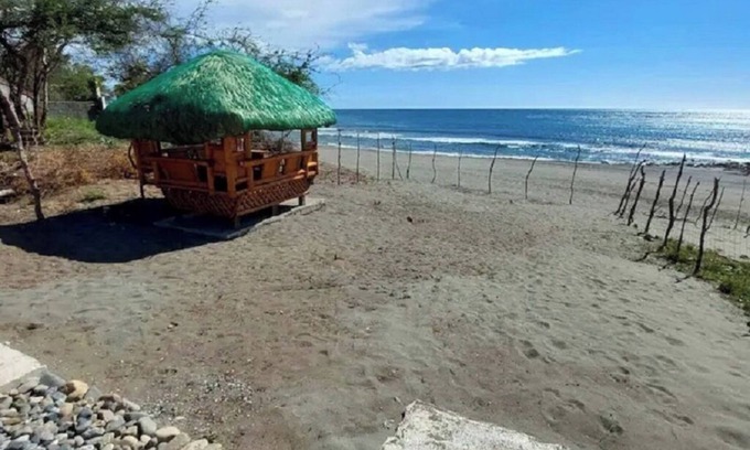 Laoag House | Pancho Villa Roomy 2 bedroom house large enclosed yard 3 min from Robinson Mall!
