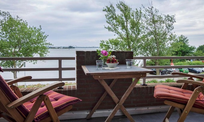 Lemkenhafen Apartment | Panorama: Meerblick-Maisonette in Lemkenhafen