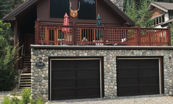 East Kootenay Cabin | Panorama Mountain Resort Log Cabin with Games Room