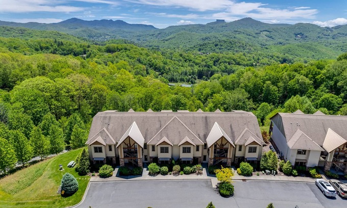 Banner Elk Condo | Panoramic Luxury Retreat | Prime Location Views 1A