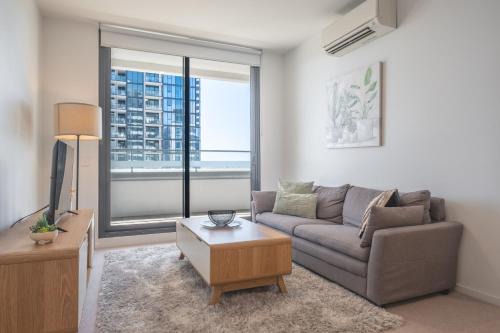 Footscray Apartment | Panoramic Views 2br With Pool And Free Carpark