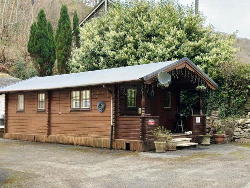 Fairbourne Ski Chalet | Panteinion Hall- The Cabin