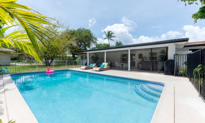 Palm Beach Gardens Apartment | Paradise Pool Villa! Minutes to Beaches & Downtown