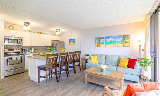 Waikiki Apartment | Partial Ocean View Condo with 2 Beds and Parking