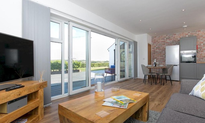 Rhosgoch House | Pass the Keys Adorable 1 bedroom Country Cottage couplessingles