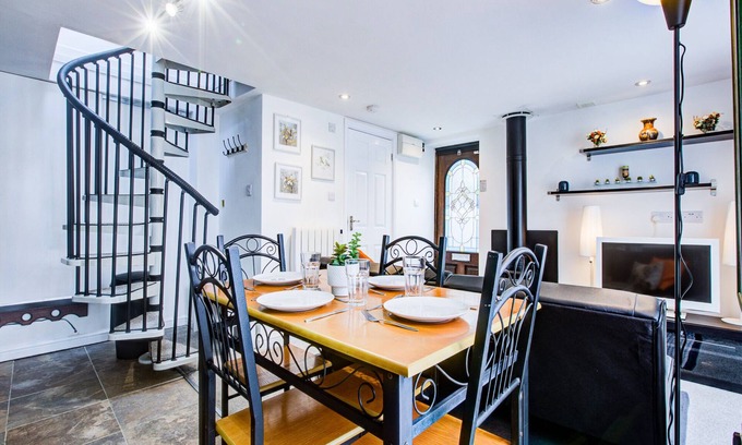 Basildon House | Pass the Keys | Beautiful cosy apartment