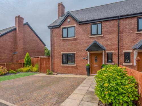 Hinstock House | Pass the Keys Charming Modern Retreat with Private Garden