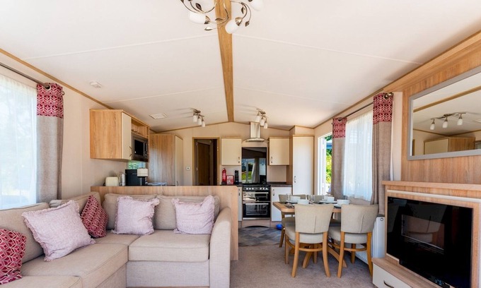 Wimborne House | Pass the Keys | Delightful 2 bedroom caravan with parking