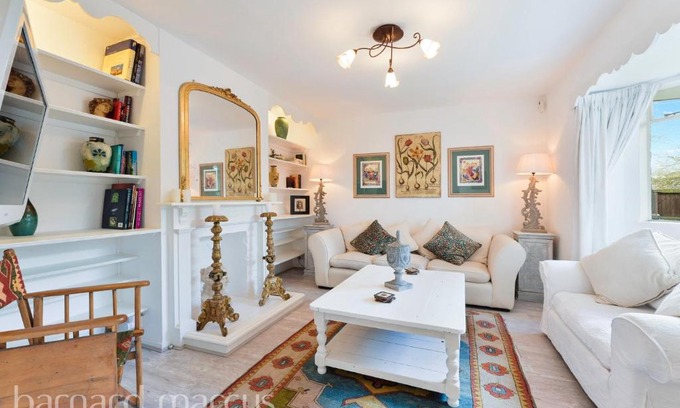 Esher House | Pass the Keys Designer Cottage w Parking Beautiful Esher