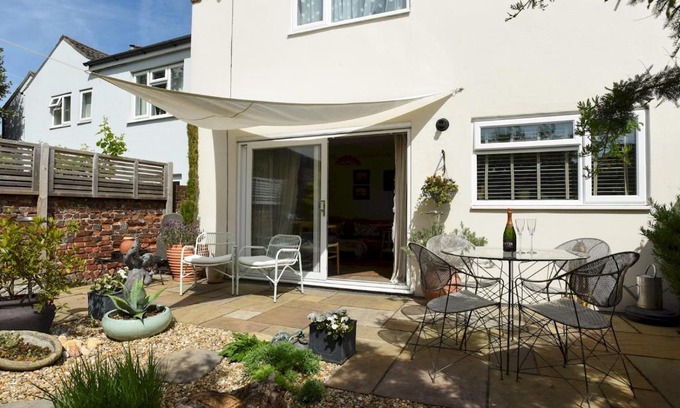 Emsworth Apartment | Pass the Keys Emsworth Harbour Home with Private Garden