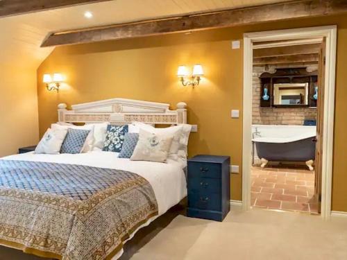 Wedmore House | Pass The Keys Goose Feather Barn, Wedmore luxury cottage for two