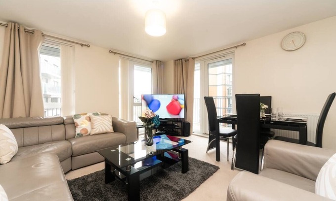 Whittington Apartment | Pass the Keys | Modern 2 bedroom and 2 Bath Apartment in London