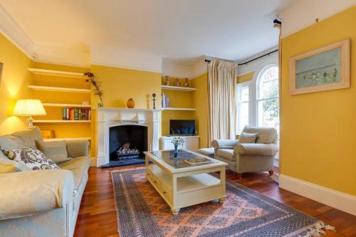 Cambridge House | Pass the Keys Spacious Victorian Home with Free Parking