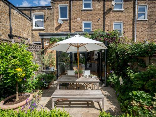 Lee House | Pass the Keys Stylishly designed London Townhouse - Garden Oasis