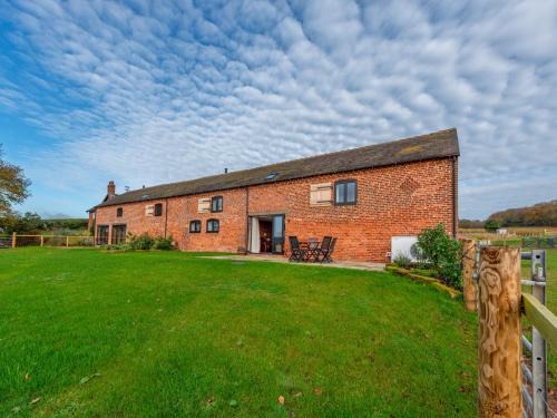 Sugnall House | Pass the Keys The Drift House – Countryside Luxury Comfort