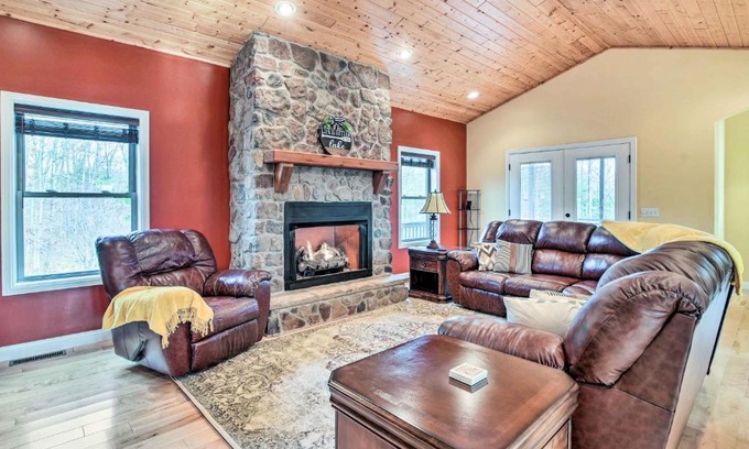 Burkesville House | Patio and King Suite Home 2 Mi to Dale Hollow Lake!