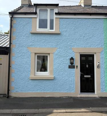 Brynsiencyn House | Pauls Place - Cosy Cottage with Hot Tub