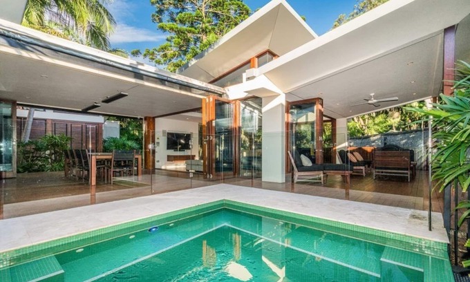 Broken Head House | Pavilion 4, beachside, walk 300m through the dunes to Broken Head Beach.