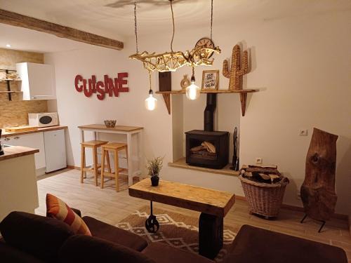 Montalembert House | Pays de Joie - Gite La Guitare