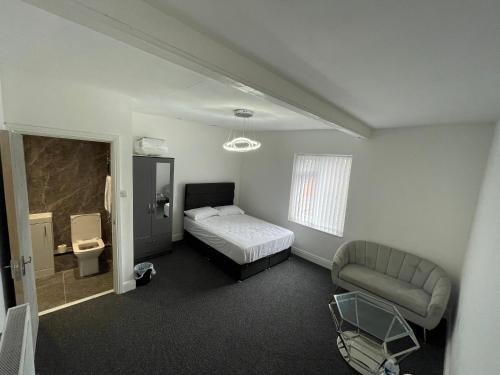 Hyde Apartment | Pc homes room C