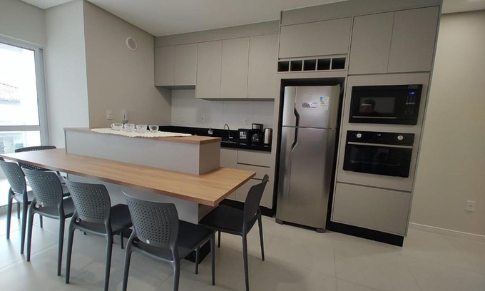 Meia Praia Apartment | Pe na areia - 50m praia - 2 km aeroporto Navegantes -11 km Beto Carrero - 19 km de Balneario Camburiu SC