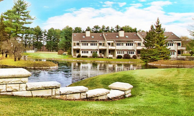 Lenox Condo | Peaceful 1BR Condo with Pond View