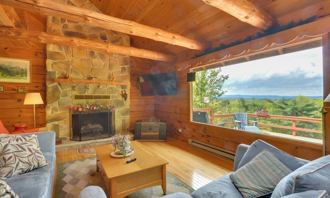 Fishertown Cabin | Peaceful Bedford Escape: Deck & Stunning Views!