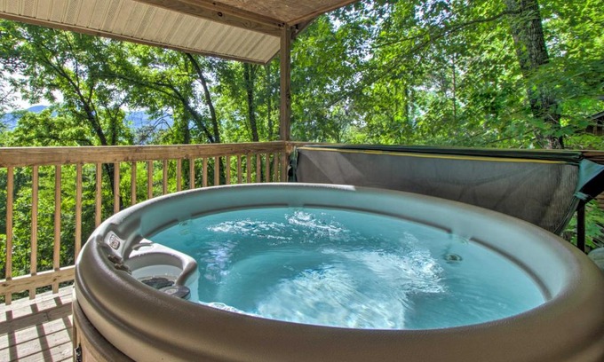 Bryson City House | Peaceful Bryson City Cabin - Fire Pit and Hot Tub!