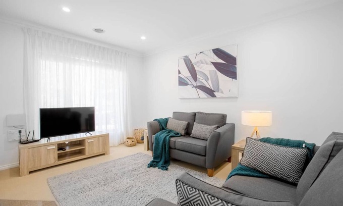 Mill Park House | Peaceful Designer 2BR@Leafy Mill Park