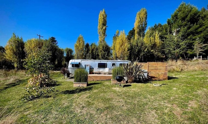 Freshwater House | Peaceful Farm Airstream Camper Retreat - Hot Tub