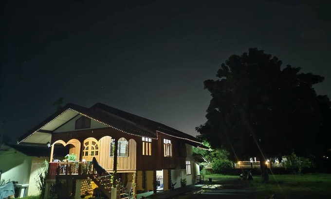 San Pa Thong House | Peaceful Getaway with FULL KITCHEN-BBQ-Huge Garden-Near Famous Buffalo Market