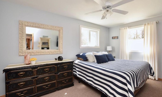 Springfield House | Peaceful Lakefront Cottage