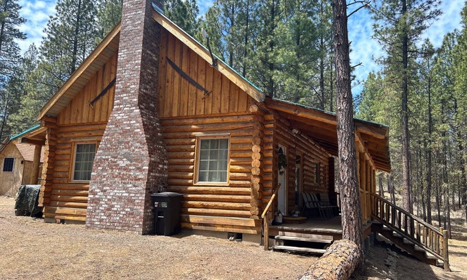 Chiloquin Cabin | Peaceful Log Cabin - Just 45 Minutes From Beautiful Crater Lake!