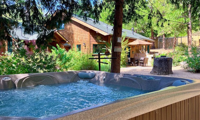 Idyllwild Cabin | Peaceful Pines " Lovely Pet Friendly Mountain Home w/Spa