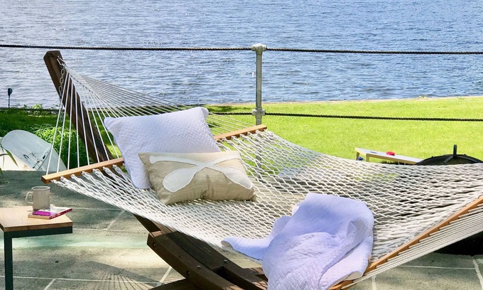 Trumbull House | Peaceful Pinewood Retreat 1 hour from NYC, close to Yale, SHU, & FU!