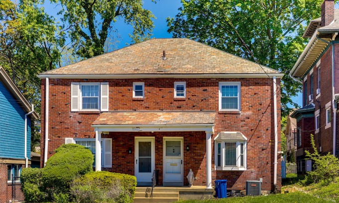 Squirrel Hill South Apartment | Peaceful Pittsburgh Townhome w/Large Yard