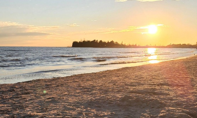 Sauble Beach Cottage | Peaceful, Relaxing Vacation starts . Close to the beach and downtown.