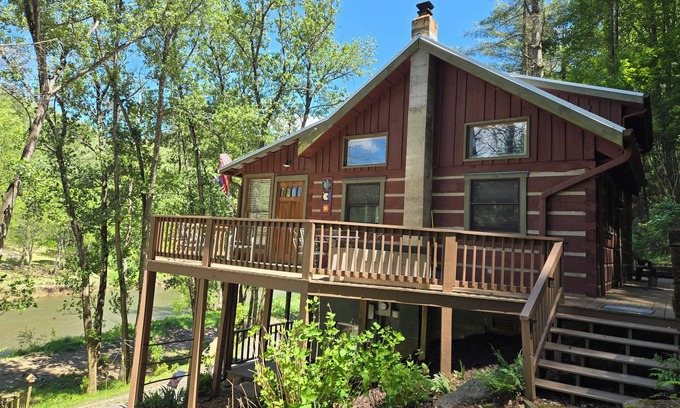 Lansing Cabin | Peaceful Riverfront Log Cabin w/Hot tub near West Jefferson