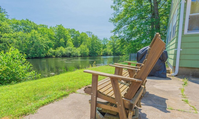 Hope Apartment | Peaceful Riverfront Retreat in Hope, R.I.