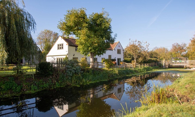 Langport Cottage | Peaceful Riverside Five bedroom Cottage in Somerset