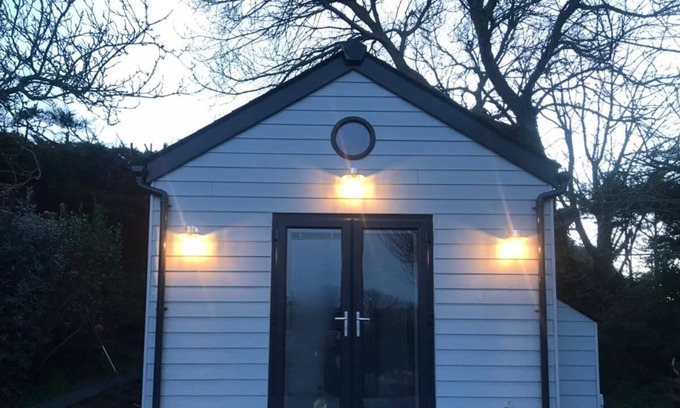 L’Eclet Cabin | Peaceful self-contained brand-new cabin on the beautiful West Coast of Guernsey