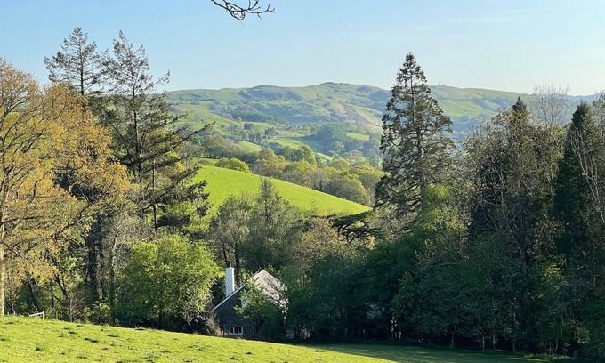 Machynlleth Cottage | Peaceful spacious cottage close to mountain walks and beaches