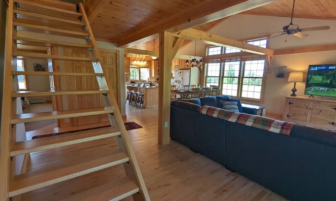 Palmyra House | Peaceful, Spacious Lodge with Golf & Sunset Views