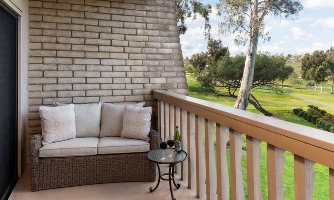 Rancho Bernardo Hotel | Peaceful Studio Getaway Overlooking Golf Greens or Tranquil Spa Areas