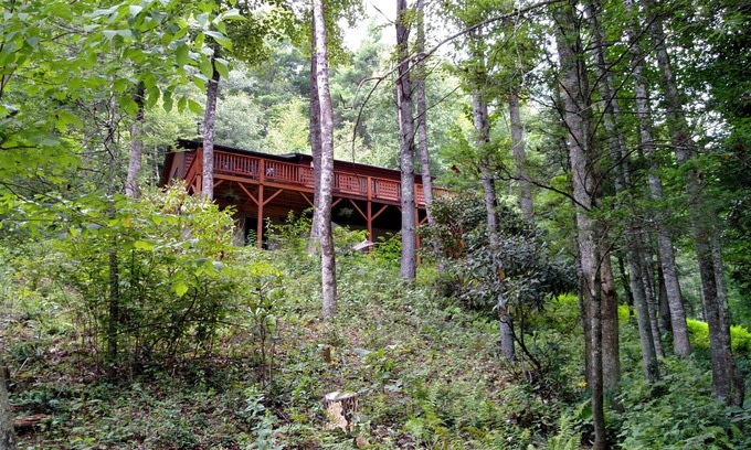 Fleetwood Cabin | ★ Peaceful View ★ Serene & Cozy ★ Creek ★ Fire-pit ★ Fireplace ★ WiFI ★