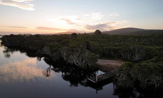 Bow Bridge Apartment | Peacehaven Shack on the Irwin Inlet