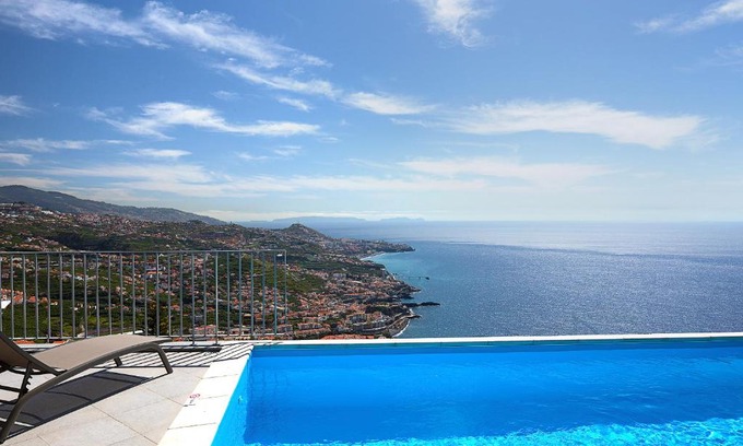 Camara de Lobos Villa | Peak A Boo Private Heated Pool and Private Parking