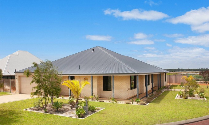 Geographe House | Pebble Beach House- WIFI, Theatre room, Secure yard