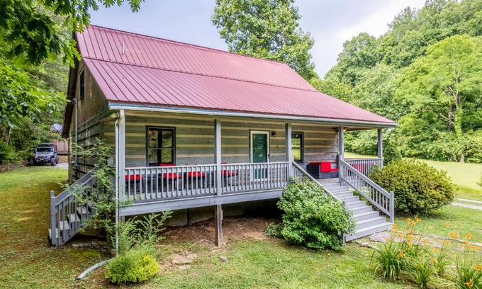 Whittier House | Pebble on The Creek